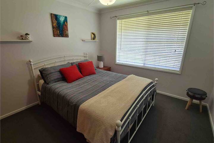 Cheerful 3 bedroom home with pool gallery image 2