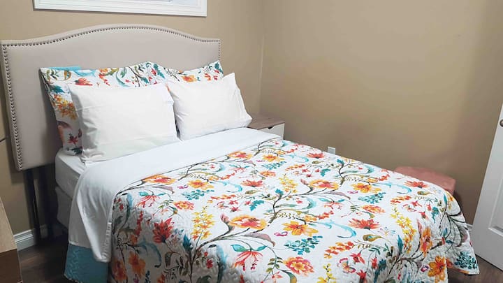 Spálňa č. 2: manželská posteľ s priestorom na prácu s notebookom /  káblová televízia