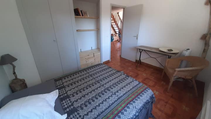 Plávajúca drevená
izba s pevnou skriňou a manželskou posteľou (140 cm)