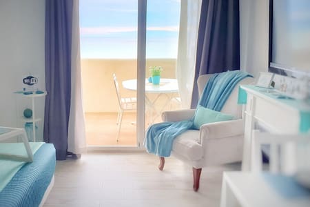 NUEVO! ESTUDIO EN BENALBEACH. VISTAS AL MAR Y WIFI