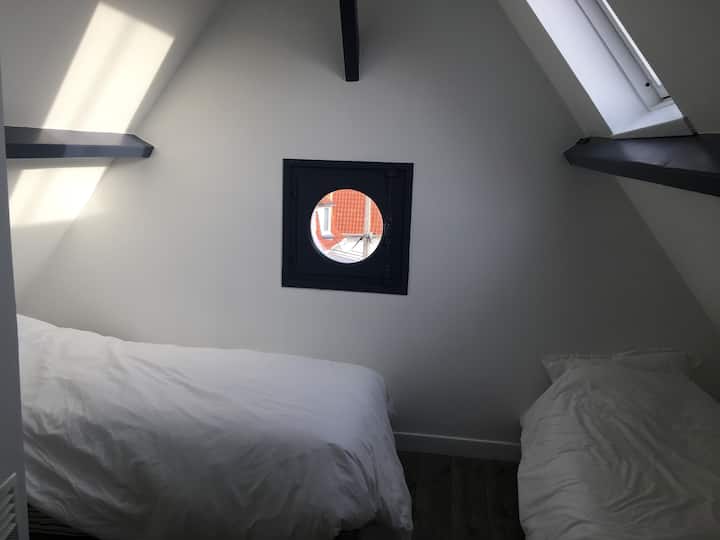 חדר שינה שלישי עם שתי מיטות 80*200 ס"מ