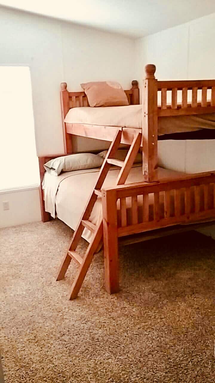 בחדר השינה השלישי כבר אין פוטון. עכשיו יש לנו את מיטות הקומתיים. כרגע, בחדר השינה השלישי אין ארון. עם זאת, בחדר השינה הראשי יש חדר ארונות ענק.