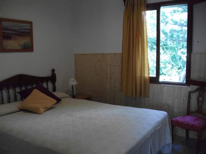 Kamers met ingebouwde kasten, uitzicht op de tuin en een ventilator.