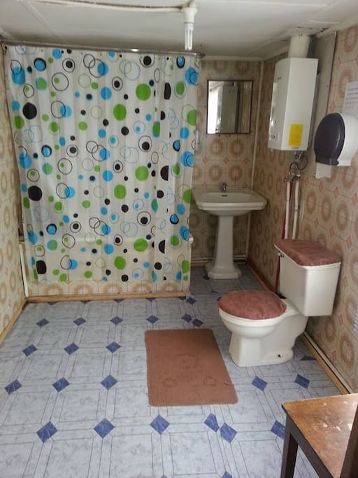 baños amplios con agua caliente las 24 hrs