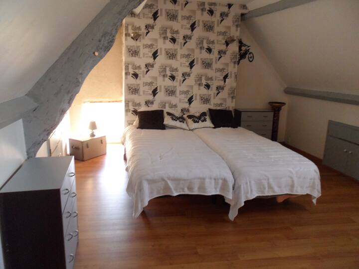 חדר שינה ראשון על הרצפה (עמוס).