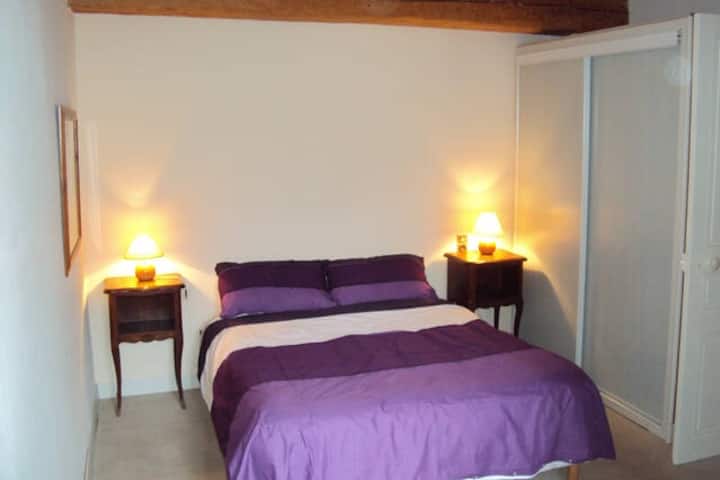 Chumba cha kulala cha ghorofa ya 2 na hifadhi nyingi na madirisha ya nyuma.
Bafu ya Familia katika ngazi hii.