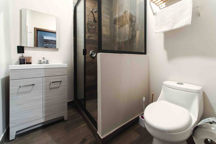 Cuarto grigio con baño privado gallery image 3