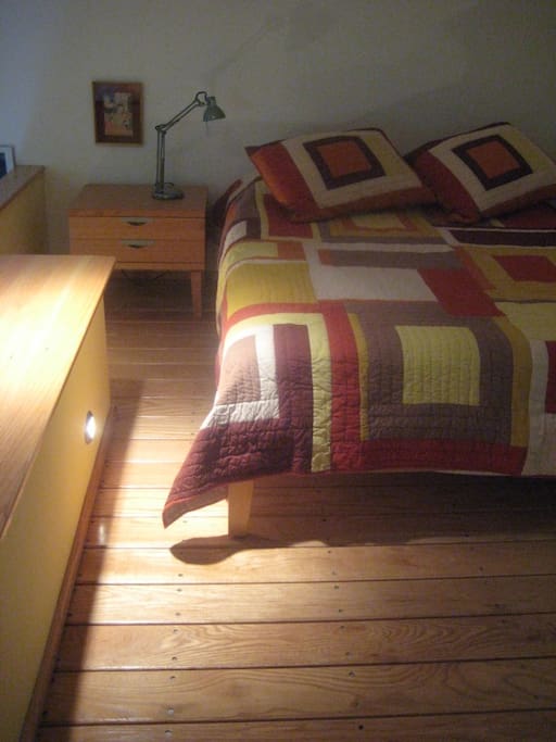 Queen bed, low mounted atmospheric halogen lights.