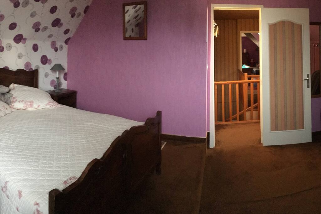 SUITE DE 110 m2 4 pers 105€
comprenant
1 chambre 2 pers 65€
1 palier aménagé
1 piece avec Billard
1 salon
1 canapé lit 2 pers 40€
Petit déjeuner compris