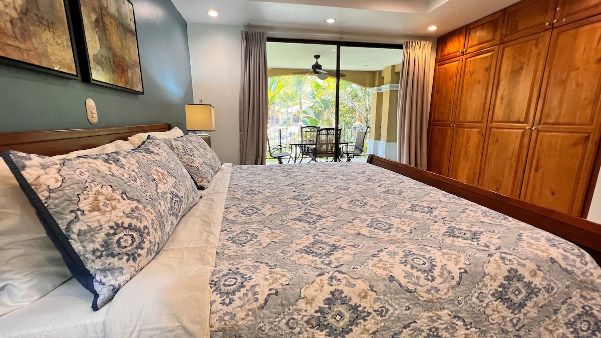 Dhomë gjumi kryesore me krevat dopio "king", banjë private dhe hyrje në ballkon