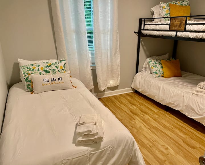 [غرفة بطابقين، غرفة نوم 3، الطابق العلوي]