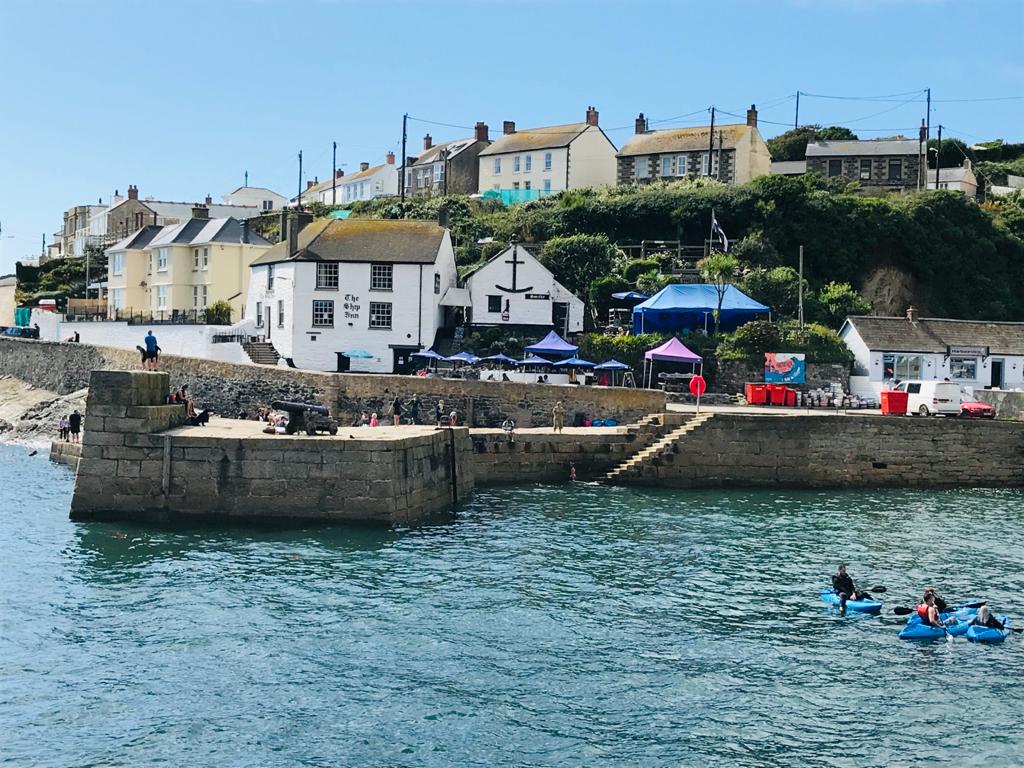 Seaside, harbour, historic pubs, walks, galleries - Cottages for Rent in  Porthleven, England, United Kingdom - Airbnb