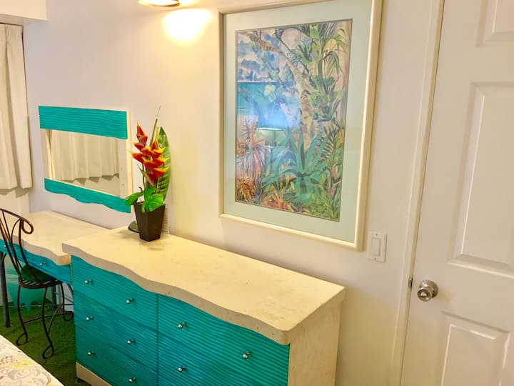 Ინდივიდუალური გადაკეთება, ავეჯი, ოთახები და ყველაფერი განუმეორებელია.