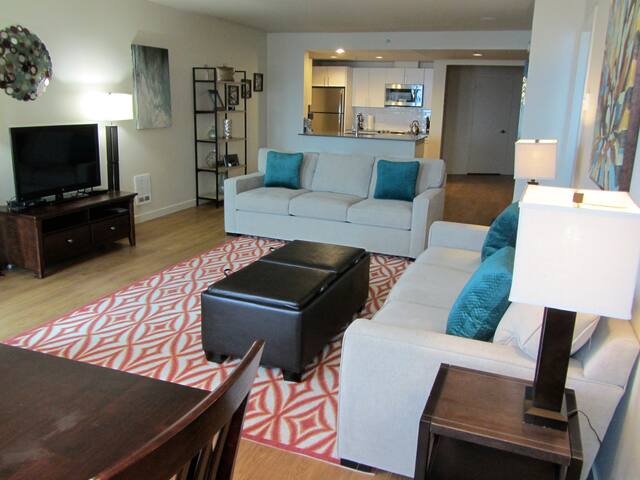 Harbor Steps~~A block to Pike Place! Water Views! gallery image 3