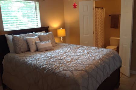 Mwonekano wa chumba cha kulala cha bwana na bafu kuu