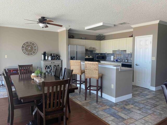 7th Floor Condo at TMS. Pool-Pickleball-Gym-Arcade gallery image 5