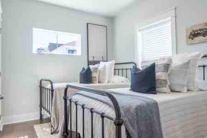 La seconda tranquilla camera da letto offre due letti singoli, smart TV, cassettiera e armadio 