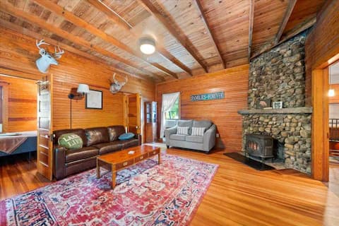 Top Airbnb: Pet friendly, private, prime Lake George location in Lake George