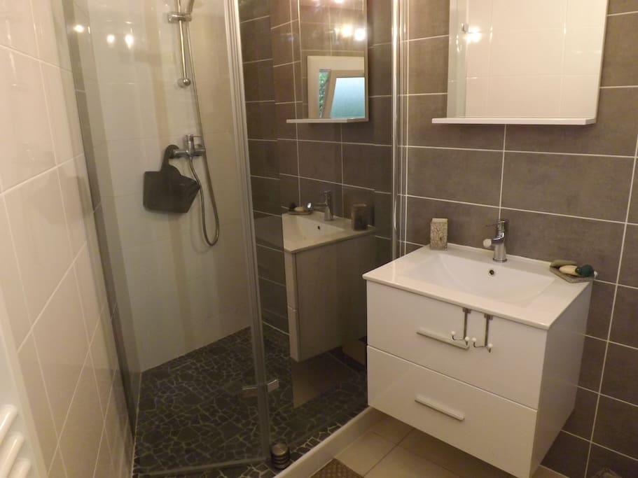 DOUCHE LAVABO SANS VIS A VIS