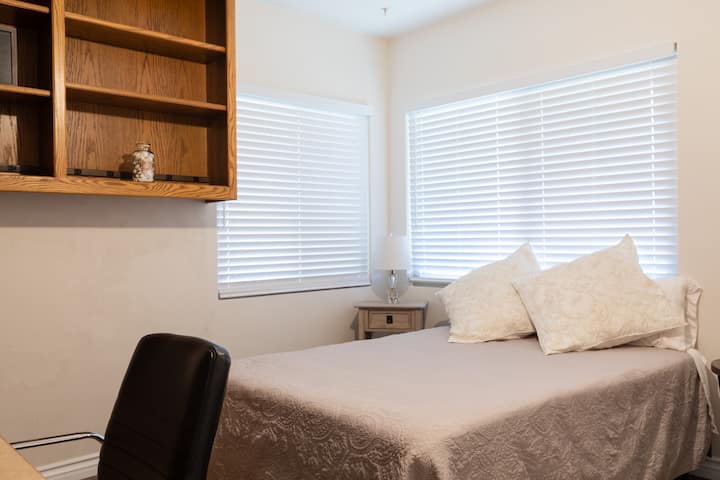 North Upland pool home with its own private bathroom.
Near Euclid Avenue walking trail
10 minutes to Claremont Colleges
Non smoking
No pets