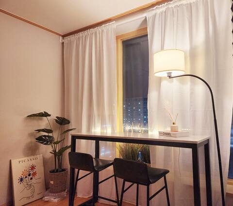 Restaurants, Large Mart/Clean/Quiet, Cozy/Gwacheon 10 minutes/Gangnam 30 minutes/Airport Bus/King Bed/Netflix/Dryer