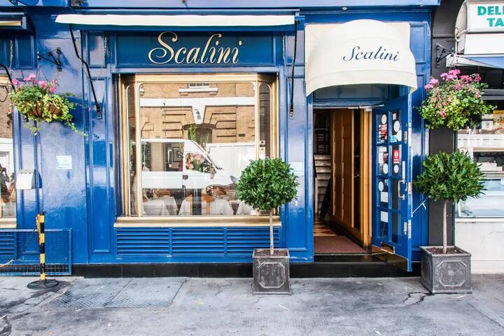 Elegant Knightsbridge Townhouse close to Harrods gallery image 2