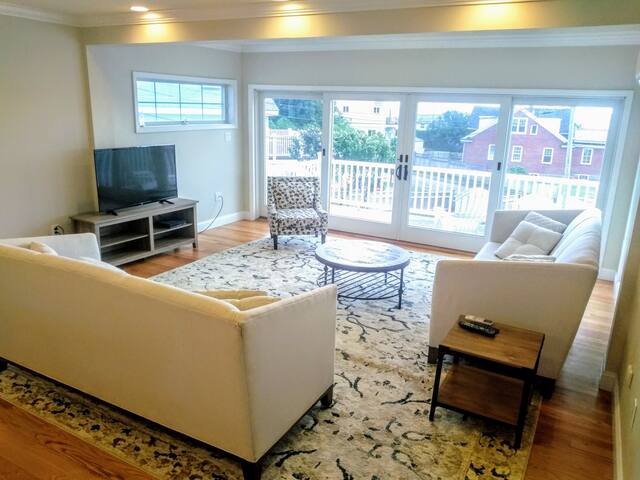 5BR/4BA Spacious Beachside Oasis Steps to Beach! gallery image 3