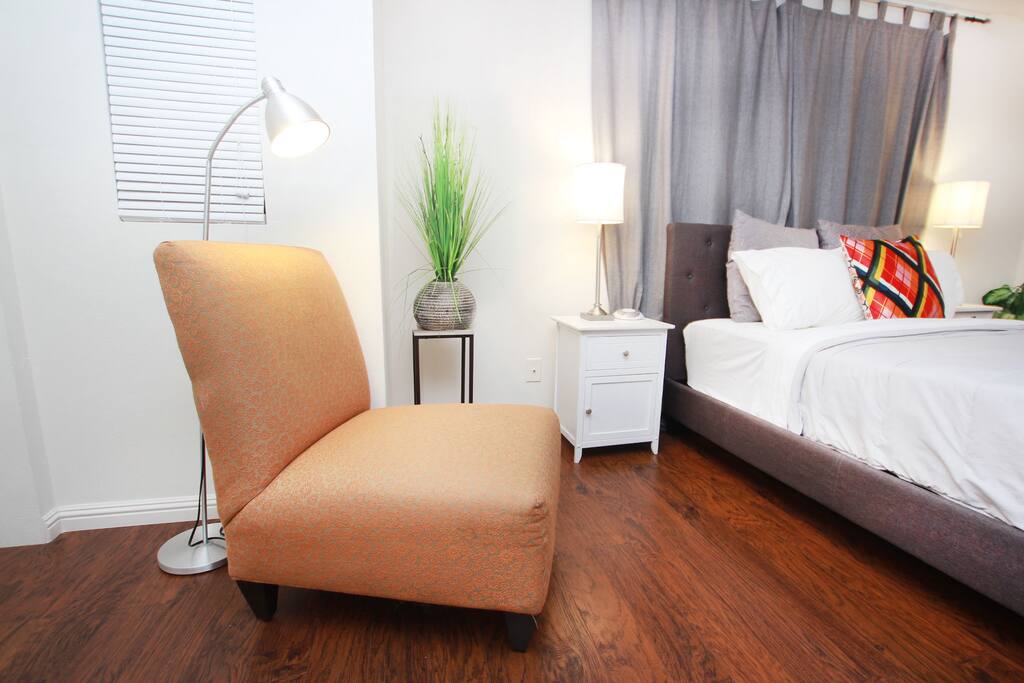 Cozy master bedroom with private full bath (Queen bed and twin sofa bed)