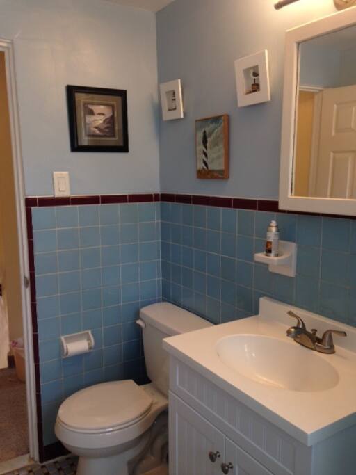 Sorry, no use of shower, just the toilet & sink. Shared w/Hostess.