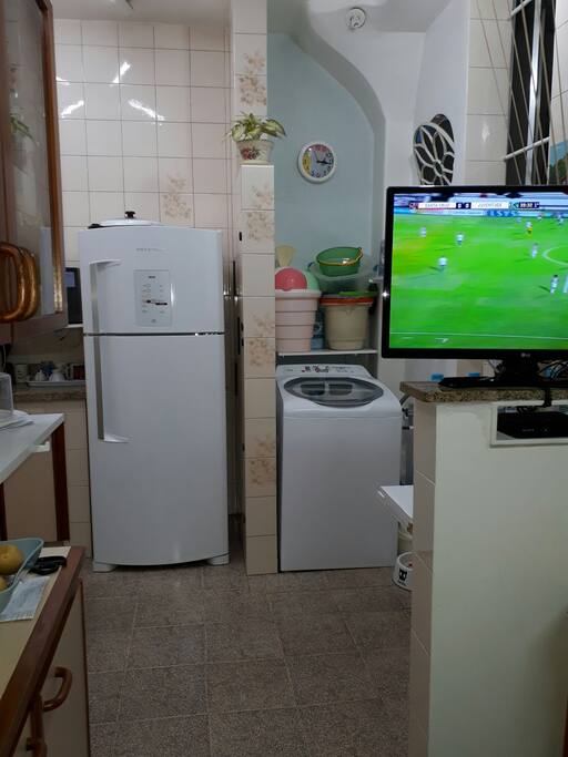 cozinha equipada com todos os utensílios e eletrodomésticos necessários ao conforto dos hóspedes. Inclusive TV.