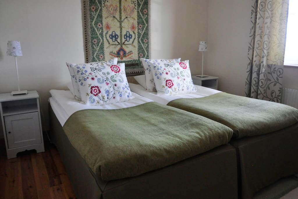 The green room single beds