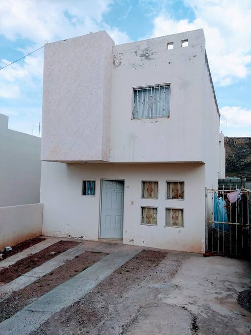 Casa Compartida, tres recamaras, 1.5 baños, todos los servicios, agua, luz, wifi, gas.
Buena Ubicación