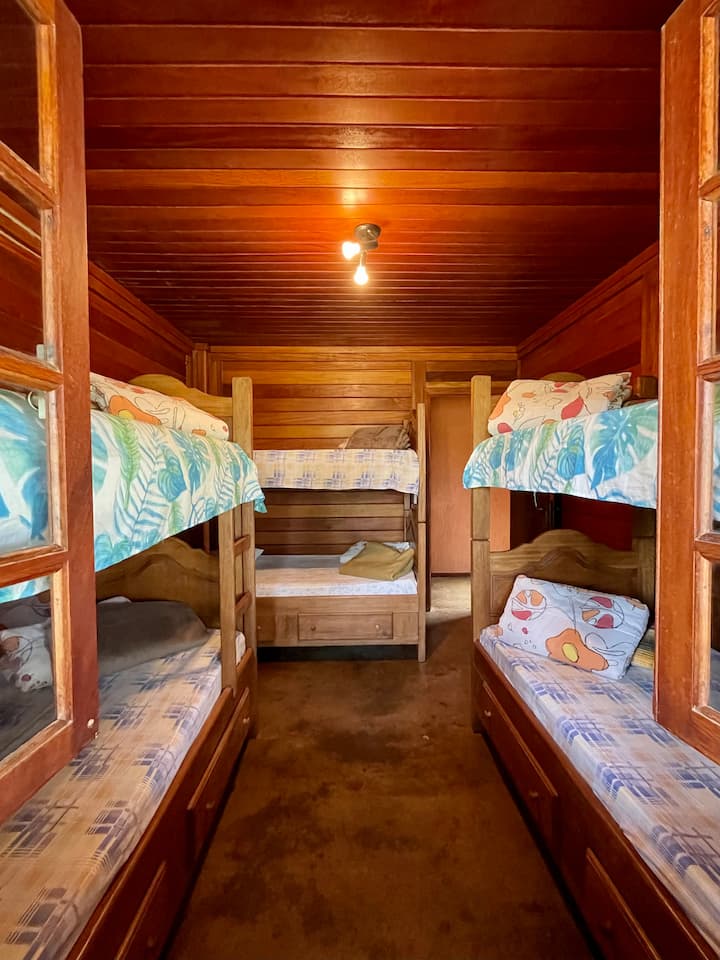 Dhoma 4, me 3 krevate marinari