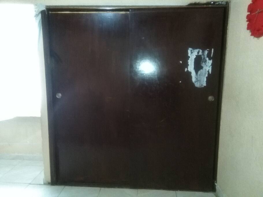 Closet amplio con sábanas y toallas limpias para uso personal