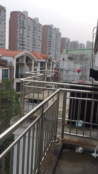 东北边就是花桥地铁站。河边环境优良适合晨跑和树林里晚饭后散步,