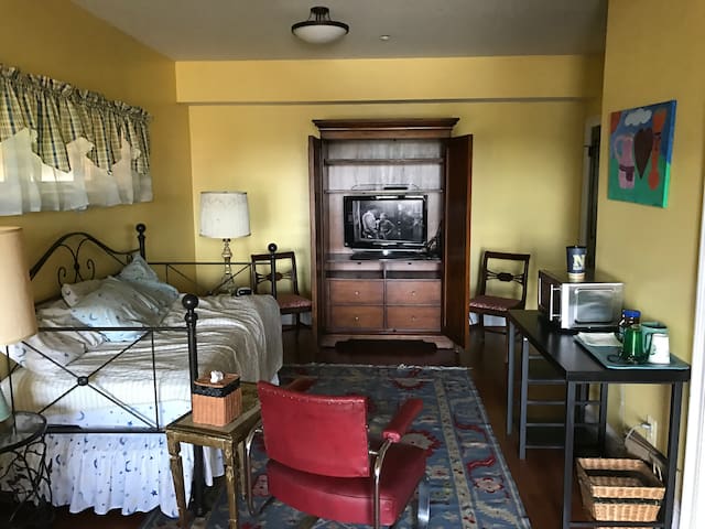 Arl. Ridge Rd. Private Room, Bath, Entrance & Pool