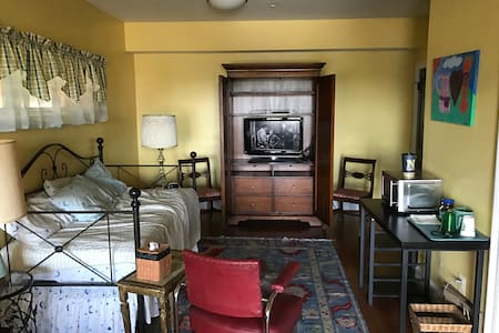 Arl. Ridge Rd. Private Room, Bath, Entrance & Pool