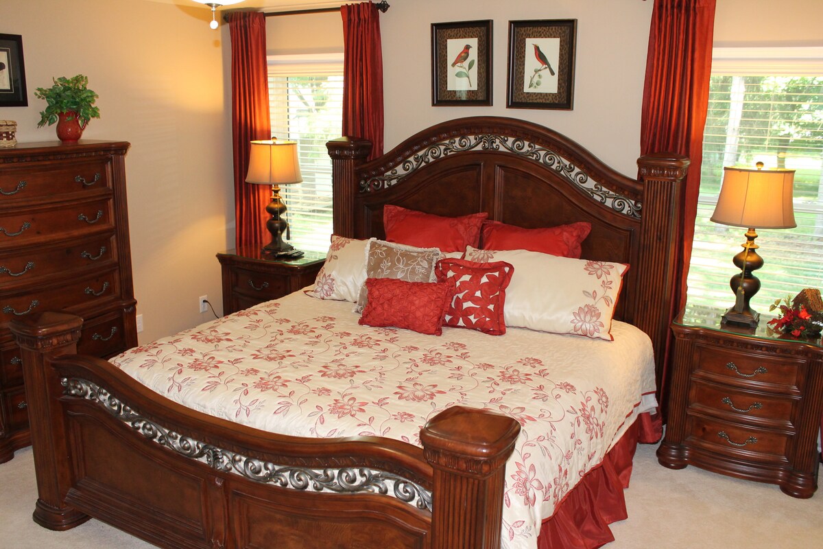 Hoofdslaapkamer met kingsize bed