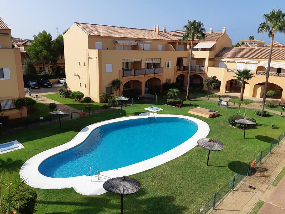 PISCINA Y JARDINES