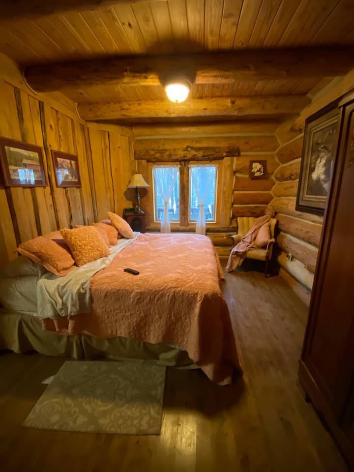 U drugoj spavaćoj sobi nalazi se bračni krevet i internetski TV. U ormaru možete pronaći dodatne jastuke i deke. 