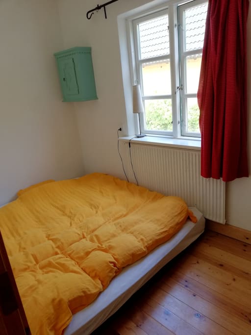 Værelse 2, stor madras på gulv
