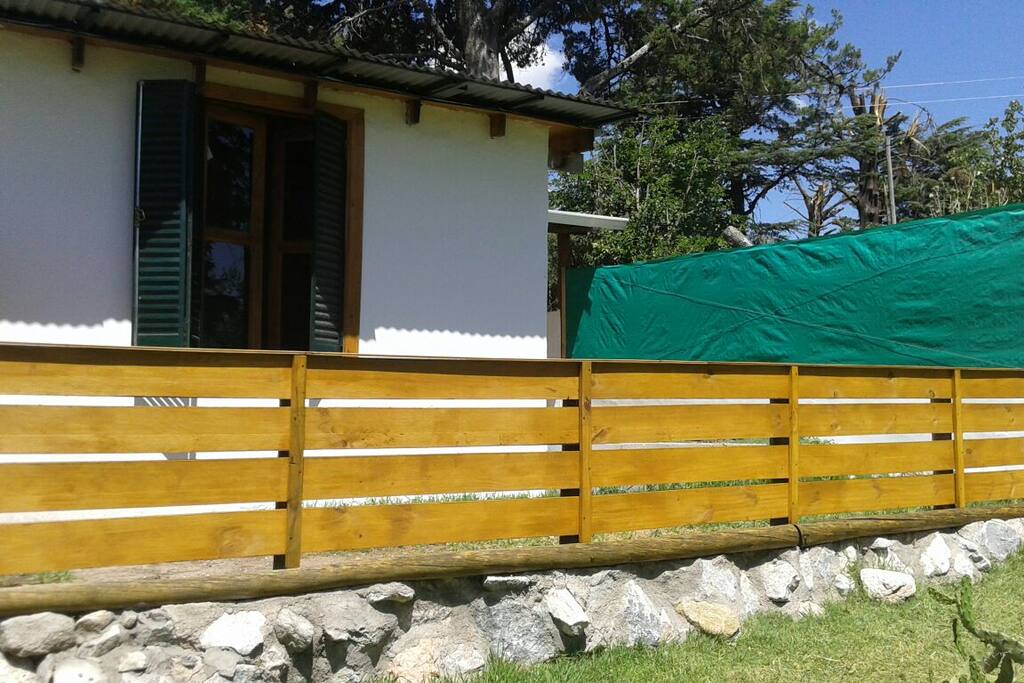 Patio abalconado con vista al parque, orientado al oeste.