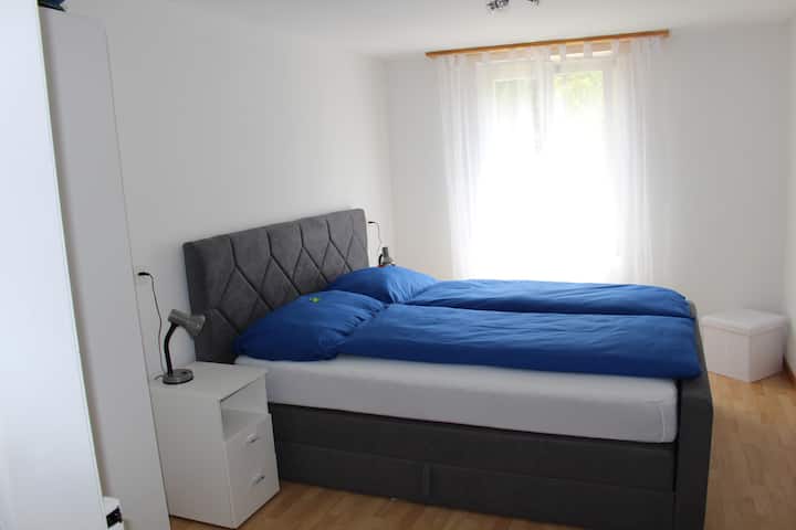 Საძინებელი № 1 მაქსიმუმ ორი ზრდასრული/საძილე ოთახი № 1 მაქსიმუმ 2 ზრდასრულისთვის