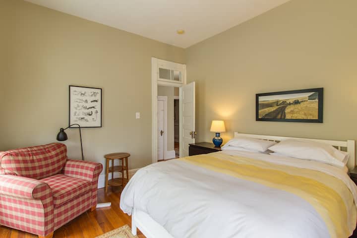 E ndritshme gjatë ditës, por perdet e errëta për natën