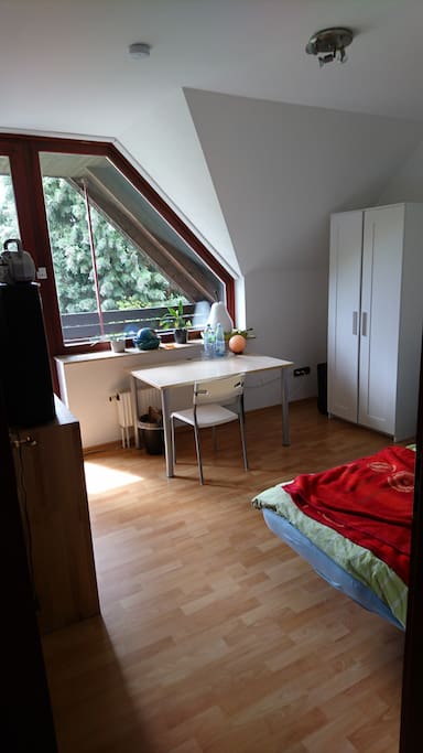 Schlafzimmer 1 von der Tür aus ins Zimmer