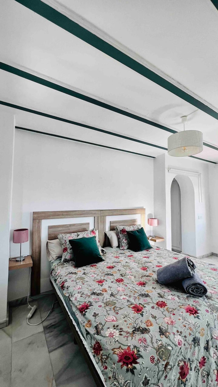 Chumba cha kulala ambacho kinaweza kuunda kitanda cha watu wawili au vitanda viwili pacha kulingana na mahitaji yako. 