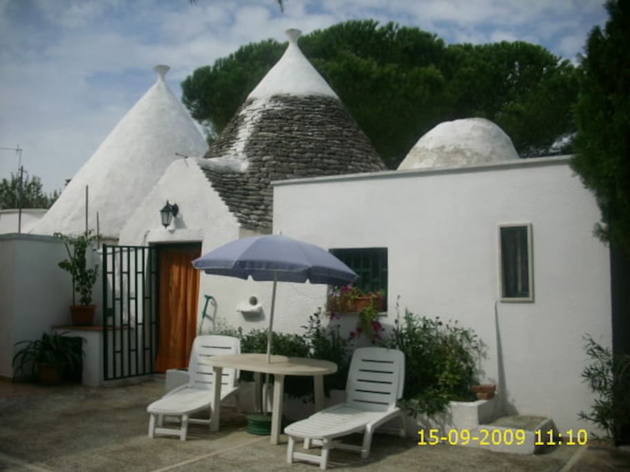 trullo con due posti letto e camino