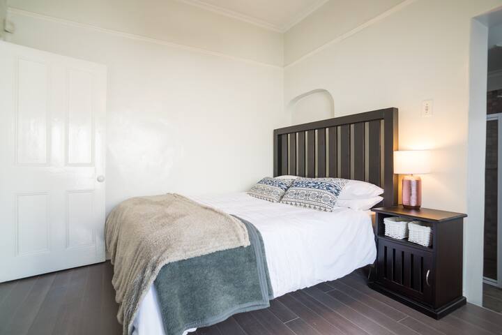 Segundo dormitorio con cama tamaño Queen y baño en suite.