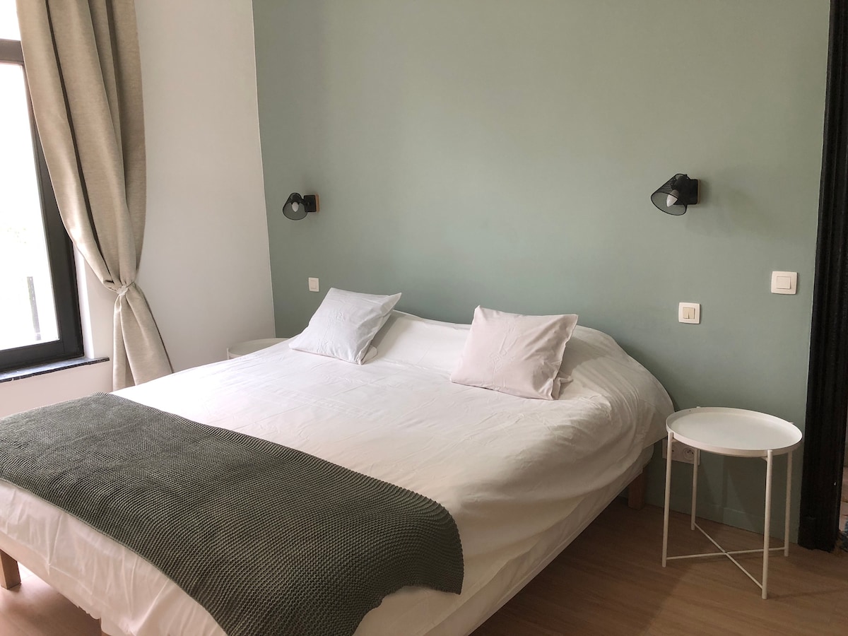 Спалня със собствена баня за повече уединение