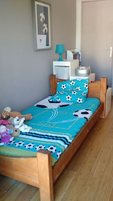 Chambre deux avec un lit enfant et un berceau